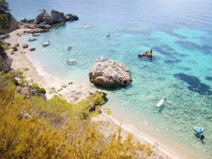 Spiaggia nascosta e tranquilla in Croazia senza turisti